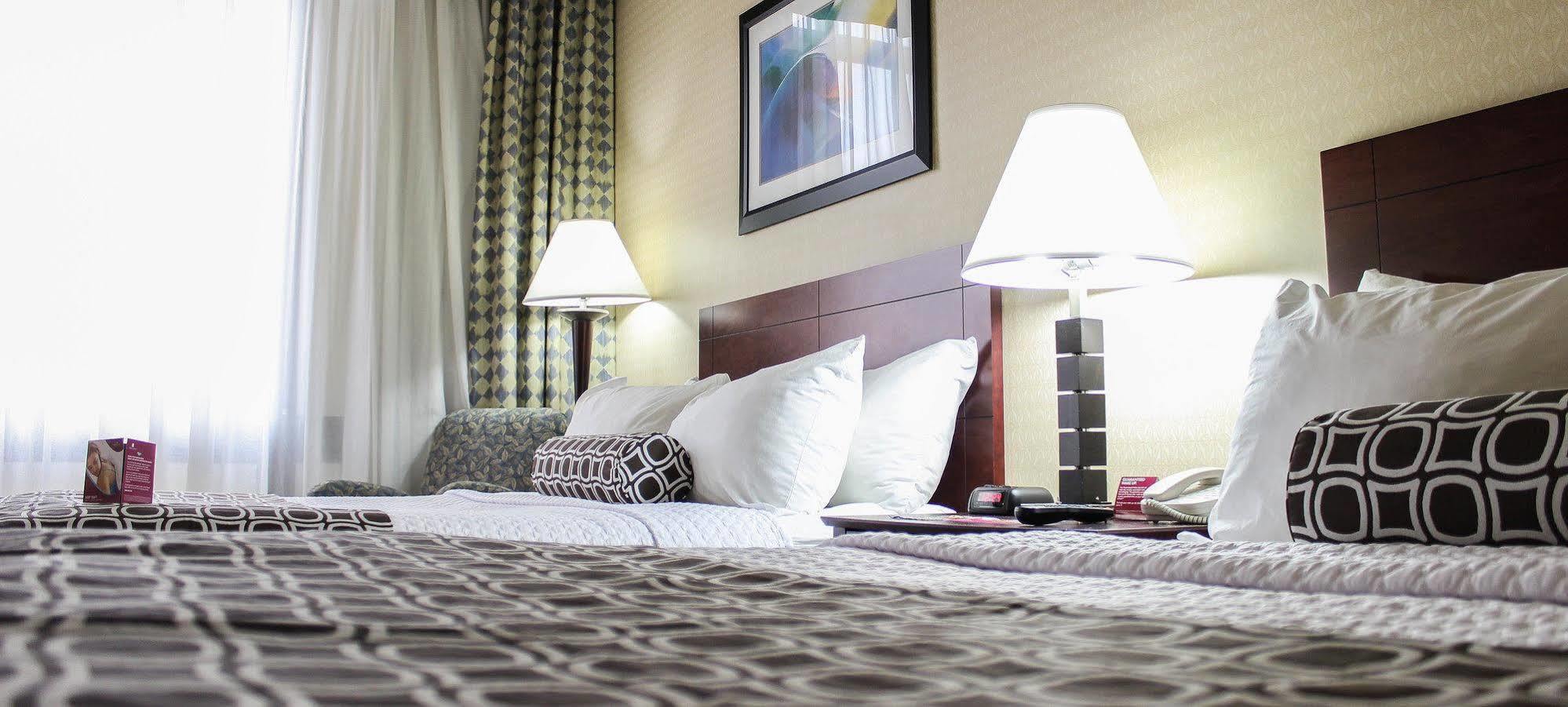Crowne Plaza Cleveland Airport By Ihg Hotel Middleburg Heights Exterior photo